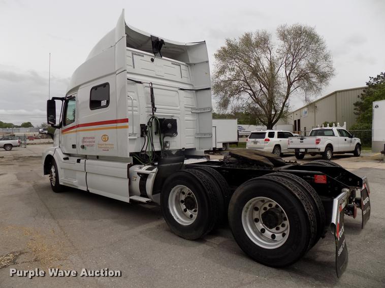 image for item DE7678 2014 Volvo VNL64T 730 semi truck
