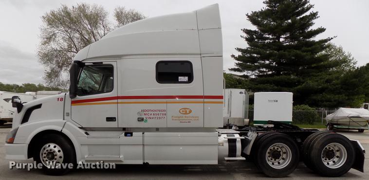 image for item DE7678 2014 Volvo VNL64T 730 semi truck