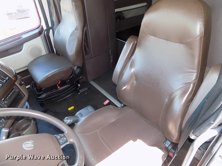 image for item DE7678 2014 Volvo VNL64T 730 semi truck