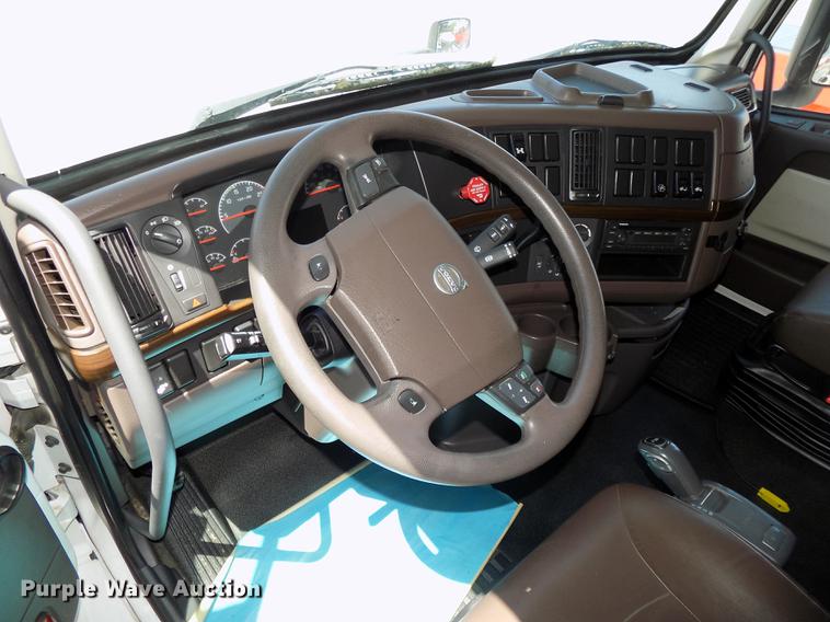 image for item DE7678 2014 Volvo VNL64T 730 semi truck