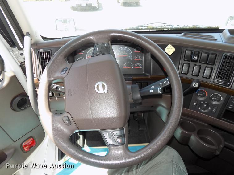 image for item DE7678 2014 Volvo VNL64T 730 semi truck