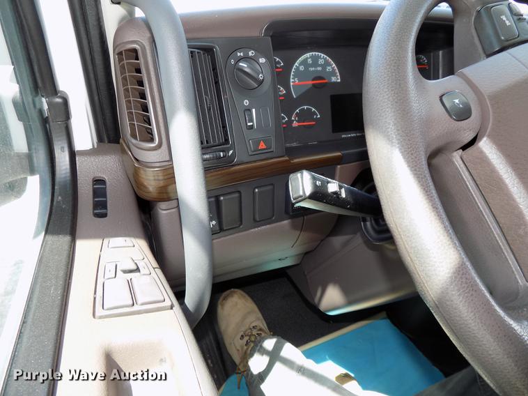 image for item DE7678 2014 Volvo VNL64T 730 semi truck