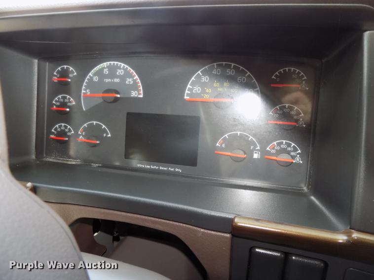 image for item DE7678 2014 Volvo VNL64T 730 semi truck