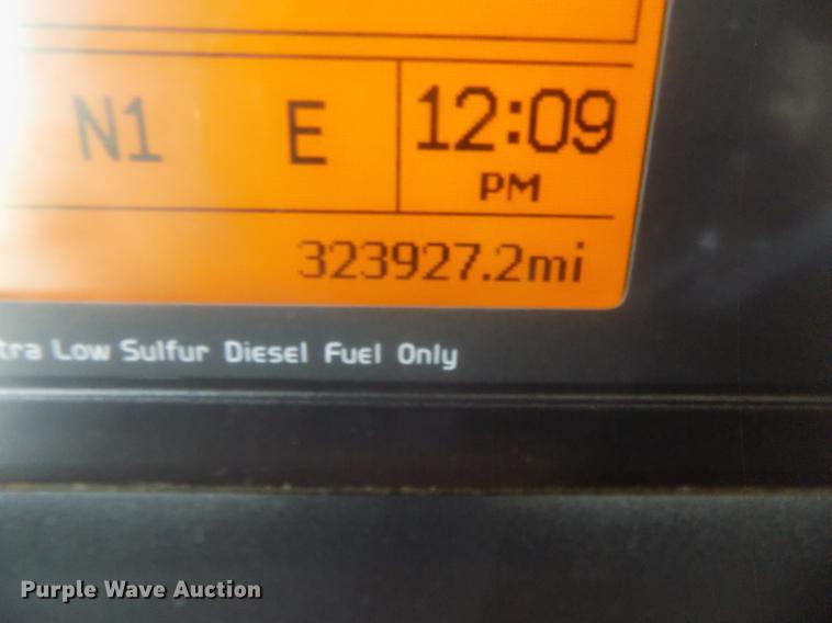 image for item DE7678 2014 Volvo VNL64T 730 semi truck