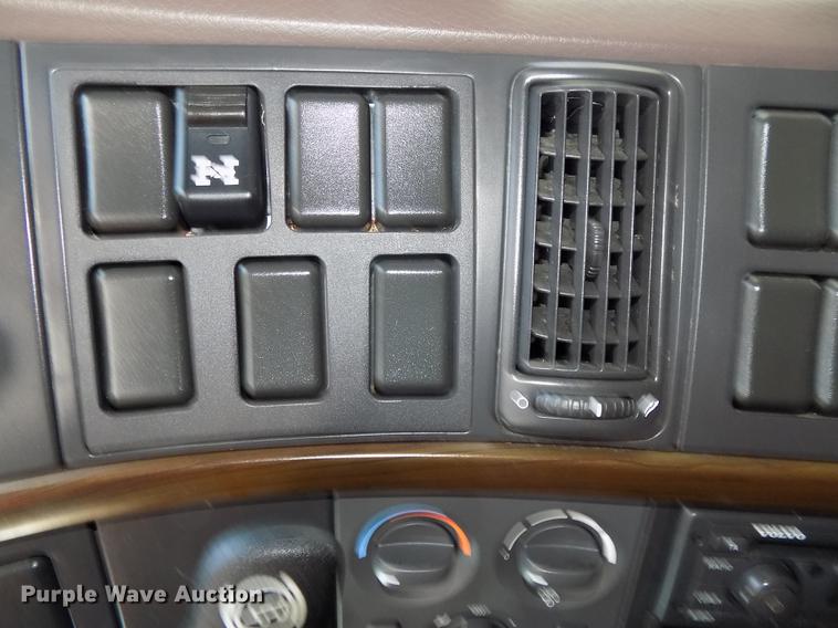 image for item DE7678 2014 Volvo VNL64T 730 semi truck