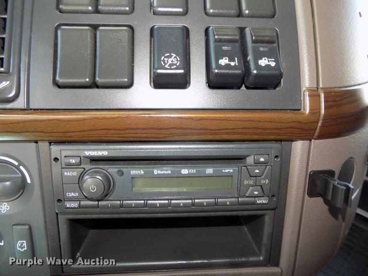 image for item DE7678 2014 Volvo VNL64T 730 semi truck