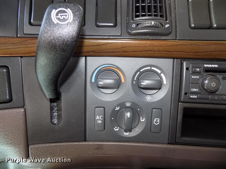 image for item DE7678 2014 Volvo VNL64T 730 semi truck