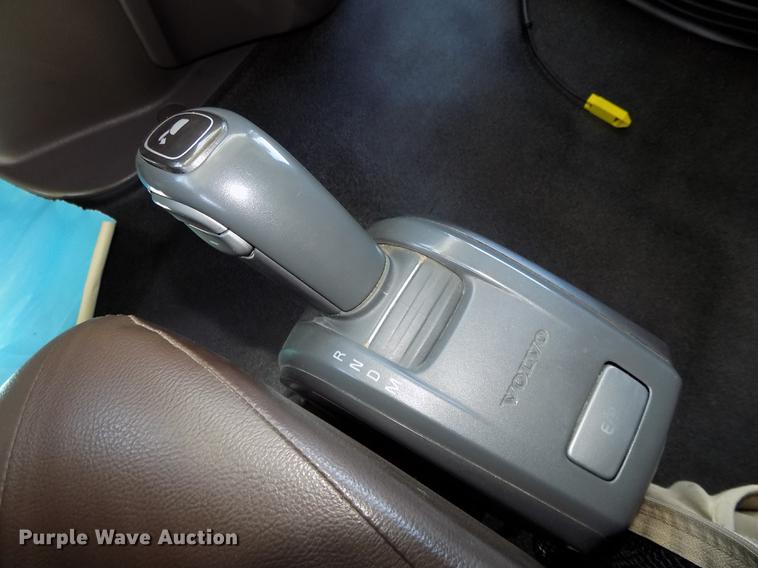 image for item DE7678 2014 Volvo VNL64T 730 semi truck