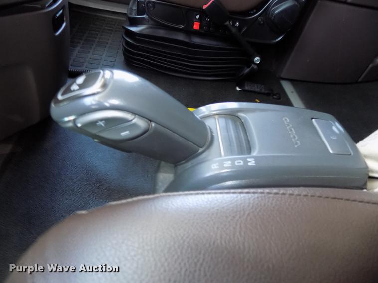 image for item DE7678 2014 Volvo VNL64T 730 semi truck