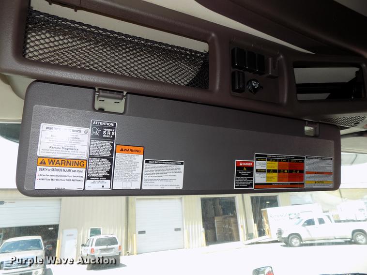 image for item DE7678 2014 Volvo VNL64T 730 semi truck