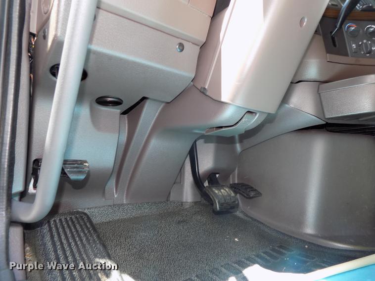 image for item DE7678 2014 Volvo VNL64T 730 semi truck