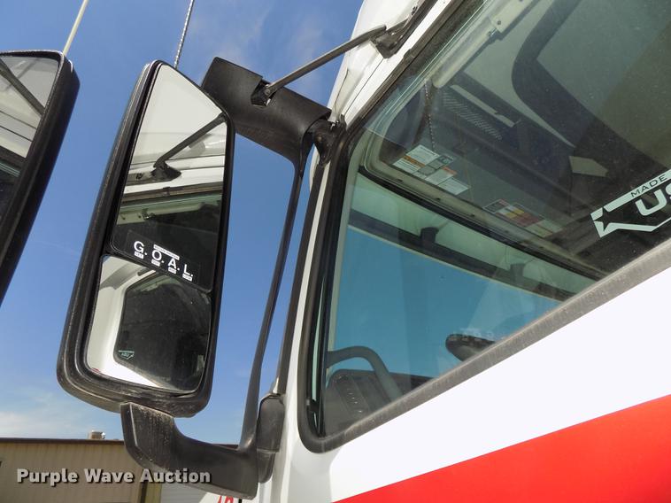 image for item DE7678 2014 Volvo VNL64T 730 semi truck