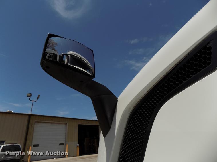 image for item DE7678 2014 Volvo VNL64T 730 semi truck