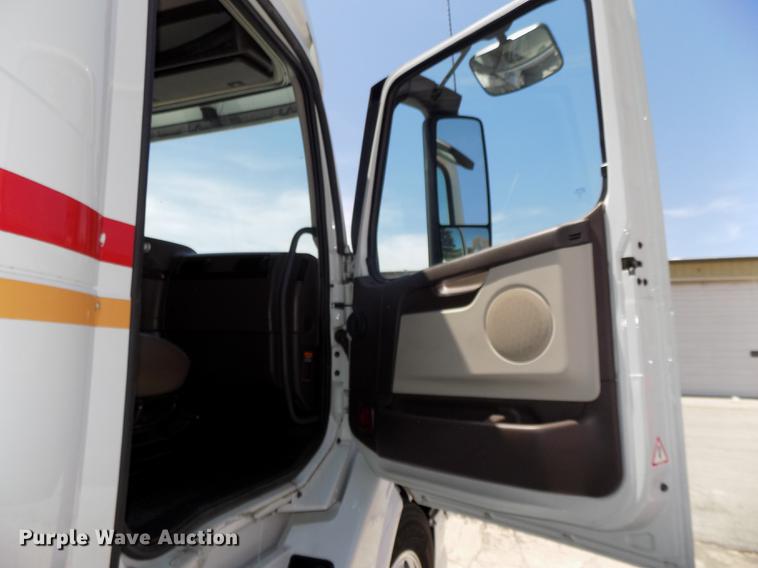 image for item DE7678 2014 Volvo VNL64T 730 semi truck