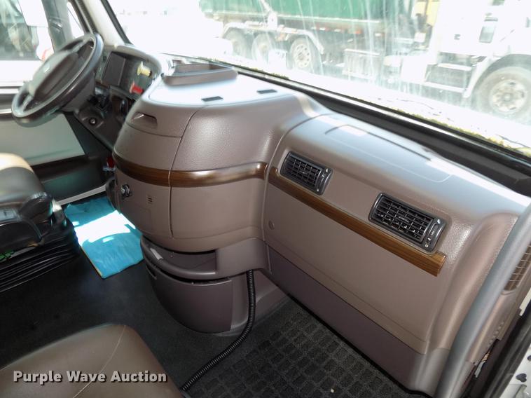 image for item DE7678 2014 Volvo VNL64T 730 semi truck