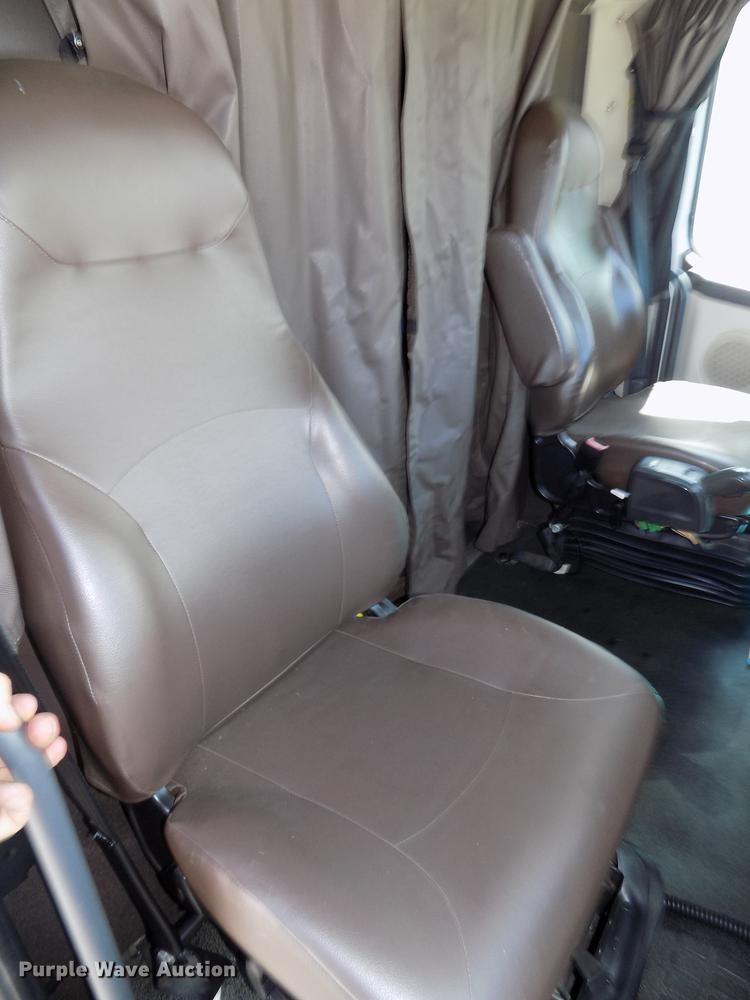 image for item DE7678 2014 Volvo VNL64T 730 semi truck