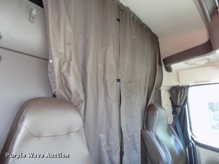 image for item DE7678 2014 Volvo VNL64T 730 semi truck