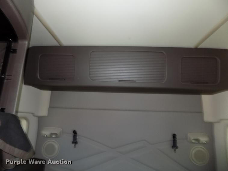 image for item DE7678 2014 Volvo VNL64T 730 semi truck