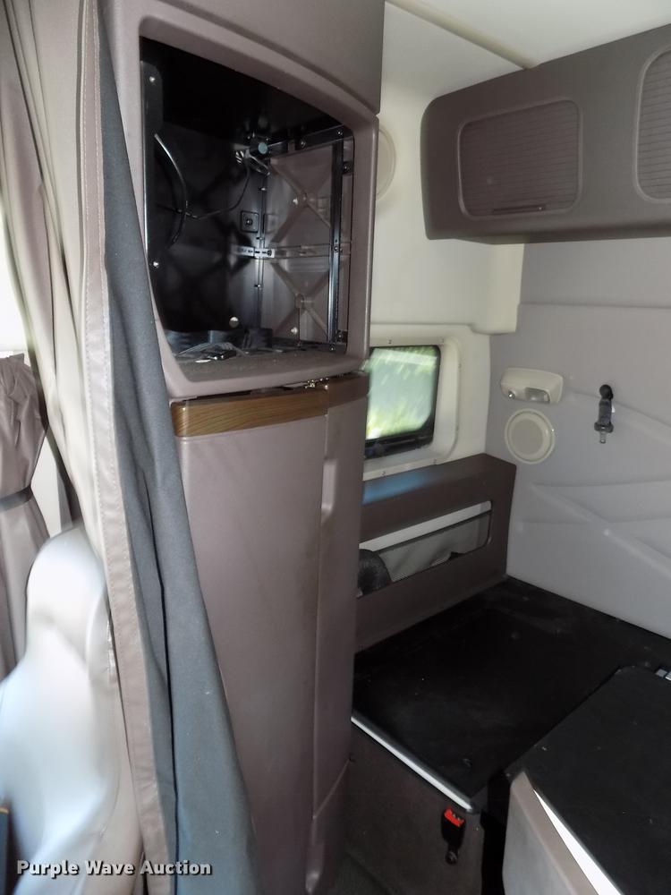 image for item DE7678 2014 Volvo VNL64T 730 semi truck