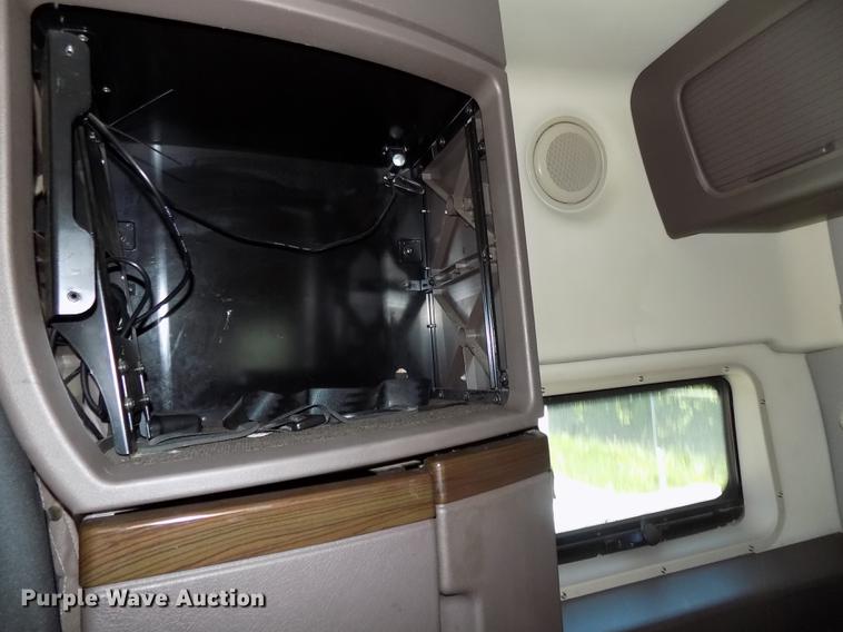 image for item DE7678 2014 Volvo VNL64T 730 semi truck