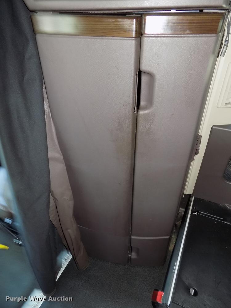 image for item DE7678 2014 Volvo VNL64T 730 semi truck