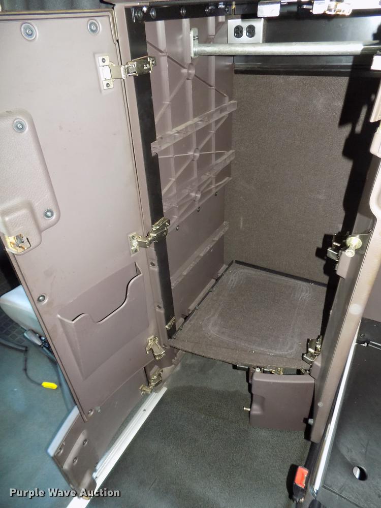 image for item DE7678 2014 Volvo VNL64T 730 semi truck