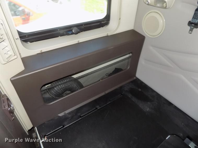 image for item DE7678 2014 Volvo VNL64T 730 semi truck