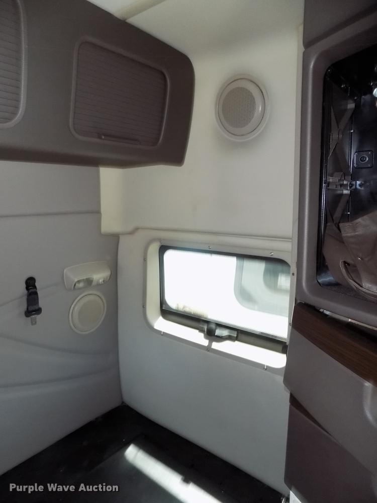 image for item DE7678 2014 Volvo VNL64T 730 semi truck