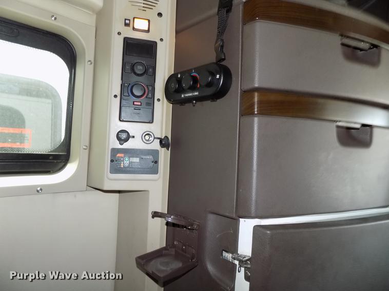 image for item DE7678 2014 Volvo VNL64T 730 semi truck