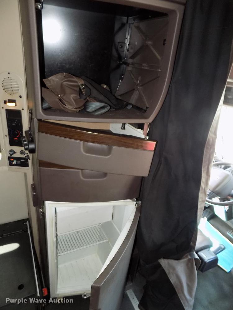 image for item DE7678 2014 Volvo VNL64T 730 semi truck