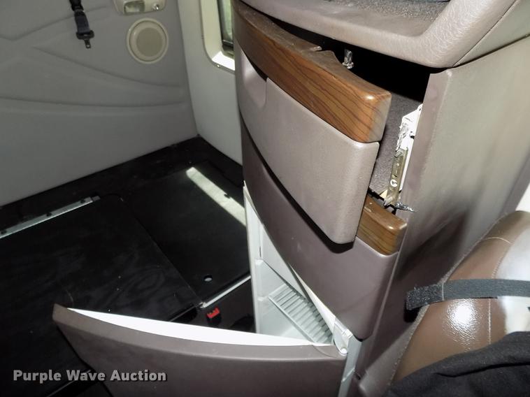 image for item DE7678 2014 Volvo VNL64T 730 semi truck