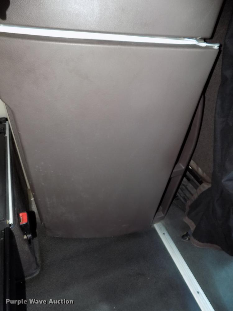 image for item DE7678 2014 Volvo VNL64T 730 semi truck