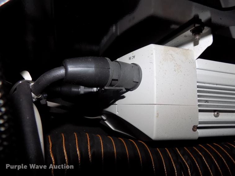 image for item DE7678 2014 Volvo VNL64T 730 semi truck