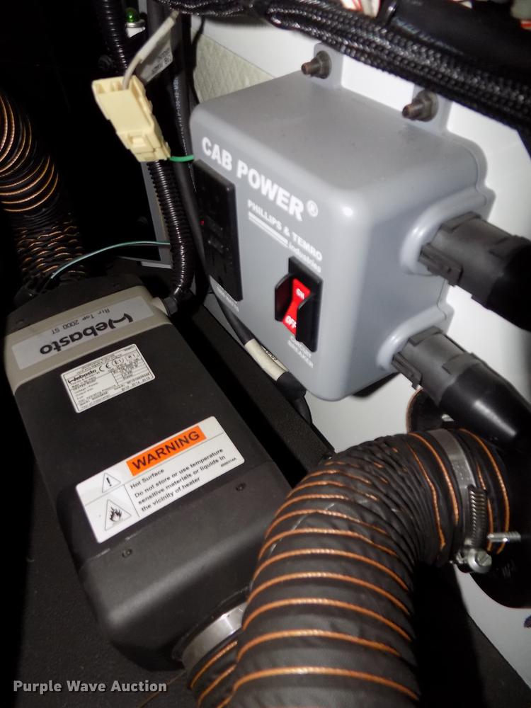 image for item DE7678 2014 Volvo VNL64T 730 semi truck