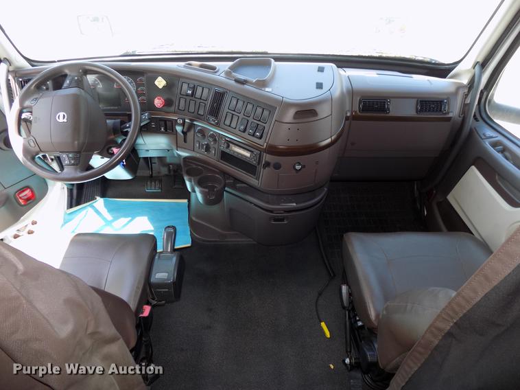 image for item DE7678 2014 Volvo VNL64T 730 semi truck