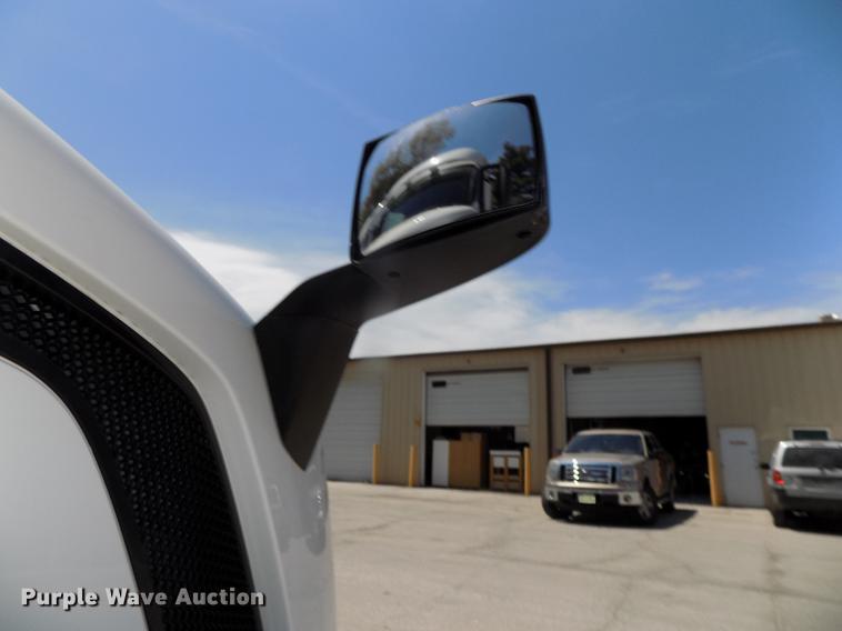 image for item DE7678 2014 Volvo VNL64T 730 semi truck