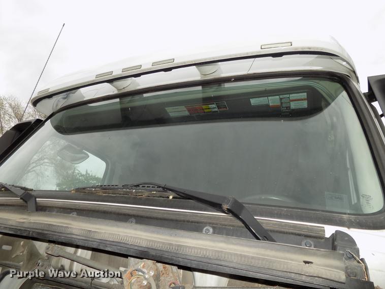 image for item DE7678 2014 Volvo VNL64T 730 semi truck