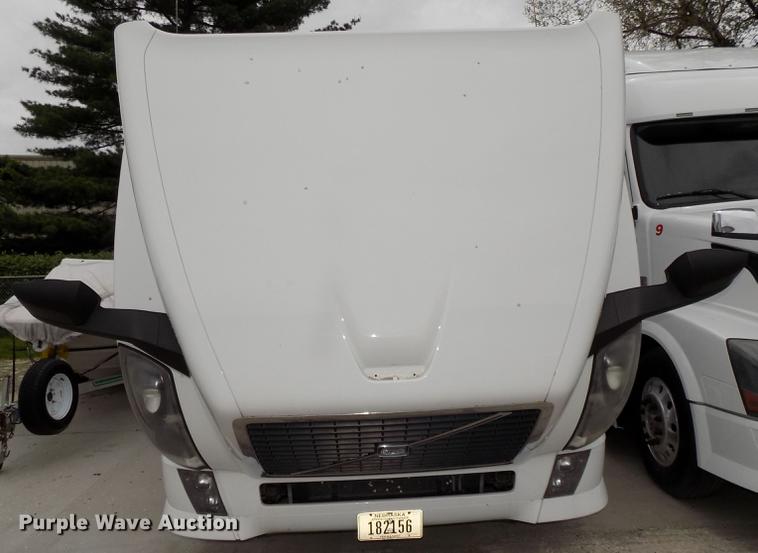 image for item DE7678 2014 Volvo VNL64T 730 semi truck