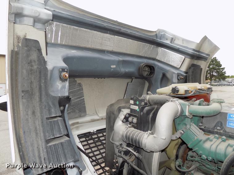 image for item DE7678 2014 Volvo VNL64T 730 semi truck