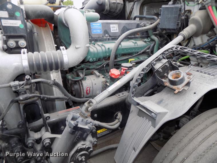 image for item DE7678 2014 Volvo VNL64T 730 semi truck