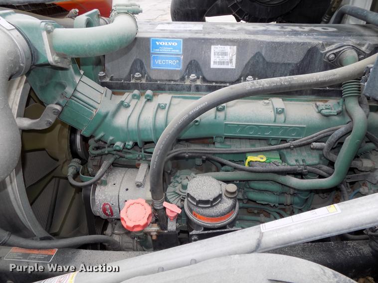 image for item DE7678 2014 Volvo VNL64T 730 semi truck