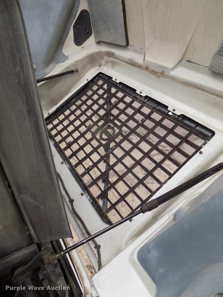 image for item DE7678 2014 Volvo VNL64T 730 semi truck