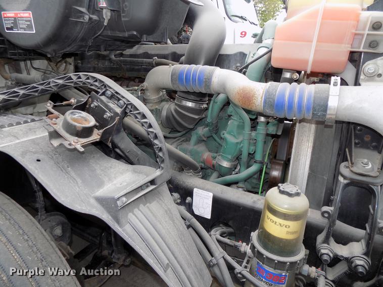 image for item DE7678 2014 Volvo VNL64T 730 semi truck