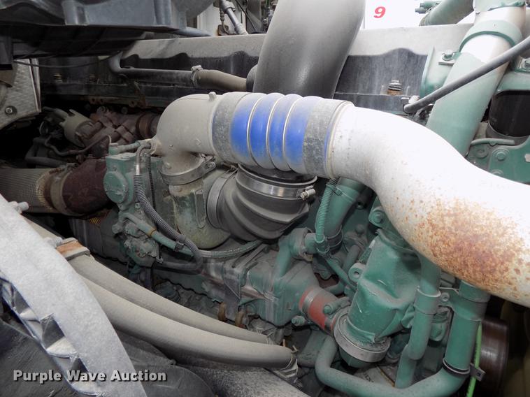 image for item DE7678 2014 Volvo VNL64T 730 semi truck