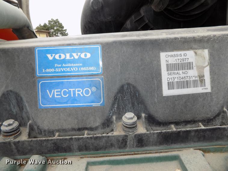 image for item DE7678 2014 Volvo VNL64T 730 semi truck