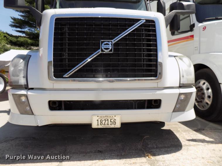 image for item DE7678 2014 Volvo VNL64T 730 semi truck