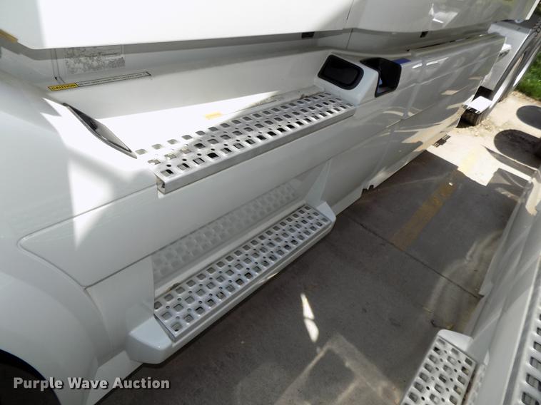 image for item DE7678 2014 Volvo VNL64T 730 semi truck