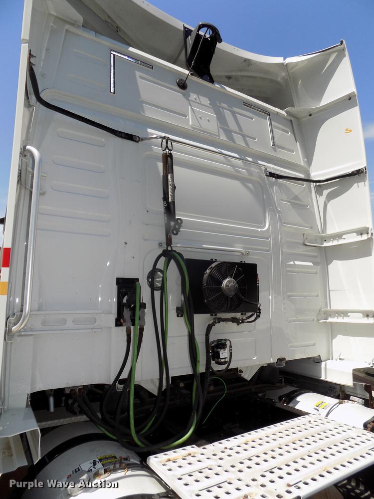 image for item DE7678 2014 Volvo VNL64T 730 semi truck