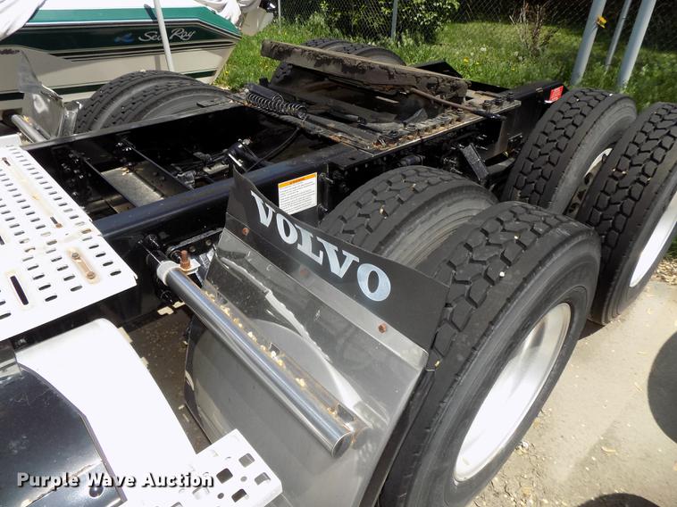 image for item DE7678 2014 Volvo VNL64T 730 semi truck