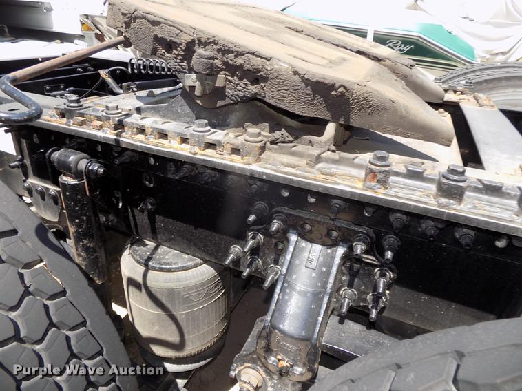 image for item DE7678 2014 Volvo VNL64T 730 semi truck